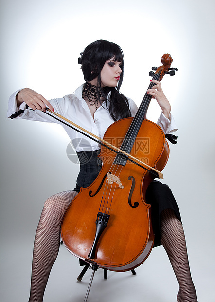 浪漫女孩玩大提琴胸衣爱好专注音乐会乐器演员独奏者旋律作曲家艺术图片