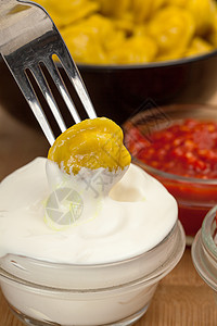 黄面团厨房营养食谱水饺黄色盘子藏红花午餐食物图片
