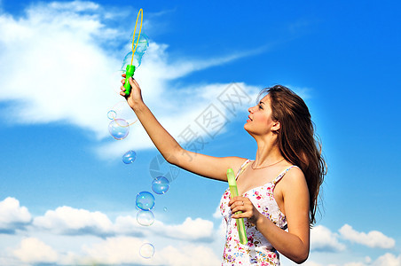少女吹发肥皂泡泡女孩女性女士长发飞行发型青年幸福气泡奢华图片