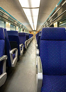 蓝色座位的空铁路运输图片