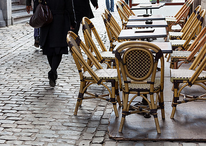 布鲁塞尔的空咖啡厅桌咖啡店正方形街道藤椅小吃咖啡屋餐厅茶几咖啡馆家具图片