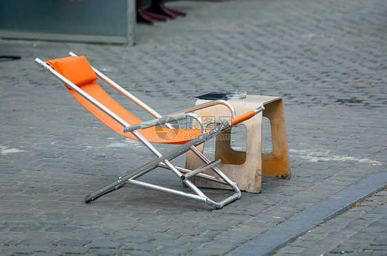 在路边咖啡厅用橙色椅子和桌椅图片