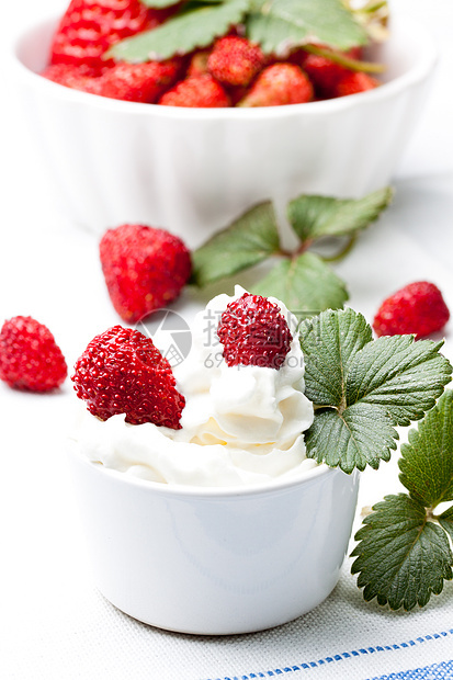 草莓和奶油酸奶营养浆果食物白色水果奶制品奶油状果味牛奶图片