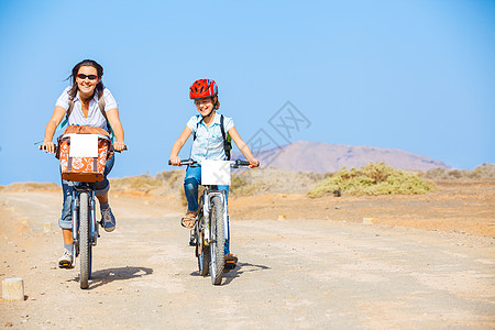 家人在自行车上游览会青年活动成人母亲女士头盔女孩娱乐晴天孩子图片