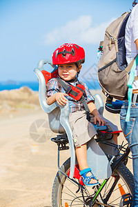 骑自行车坐在头盔上的儿童孩子男生青少年运动微笑安全座位旅行娱乐家庭图片