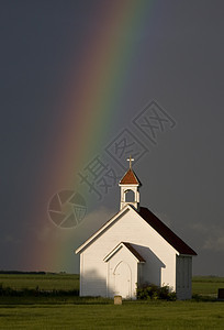 乡村教会和彩虹教堂木头精神国家建筑历史天空尖顶历史性信仰图片
