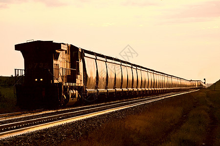 日落时列车商业铁路速度旅行铁轨火车物流风景经济天空图片