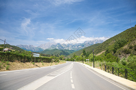 通往山的公路图片