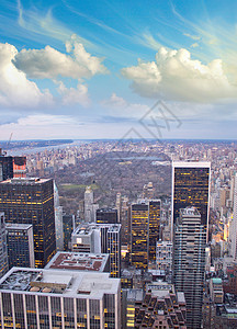 纽约市中央公园上空的云层办公室市中心晴天地标公园摩天大楼天空草地城市闲暇图片