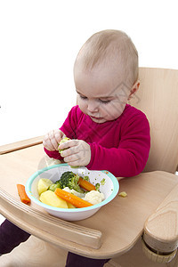 以高椅子吃饭的幼儿小菜健康饮食营养品杂货木头辅食土豆木材哺乳期白色图片