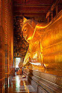泰国佛光靠后 泰国沉思寺院美术崇拜雕像金属雕塑佛教徒场所宗教图片