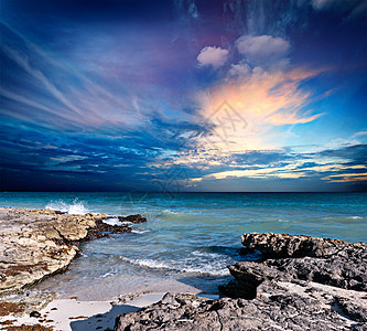 海浪再次破碎 岩石海岸蓝色石头地平线浴衣海洋地区天空飞溅图片
