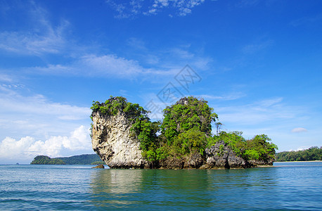 克拉比岛的岩石和海海岸线海浪爬坡阳光悬崖蓝色情调旅行异国海岸图片