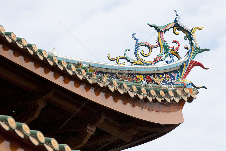 中国寺庙屋顶上多彩多彩的龙雕像院子建筑宗教文化植物栏杆公园场景旅游花园图片