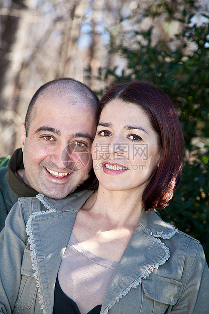 快乐的夫妻丈夫抱着他的妻子图片