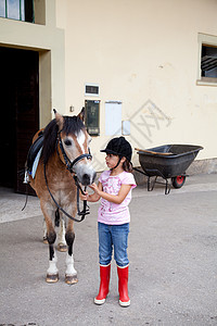 小女孩准备上骑马赛课了女性乐趣农业建筑安全休闲马厩运动骑术马术图片