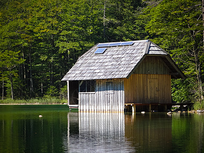 与太阳能阵列的渔船宿舍小木屋环境太阳木头控制板房子阳光小屋森林细胞图片