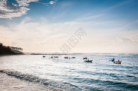 上午捕鱼天空海浪男人海滩工作渔业传统阳光假期蓝色图片