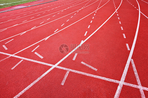运动员的赛跑轨道红色课程圆圈曲线车道场地白色竞赛地面绿色图片