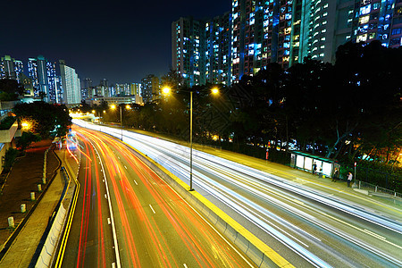 夜间在城市的高速公路上景观商业地标驾驶公共汽车摩天大楼天际速度汽车运动图片