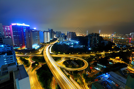 夜间在城市的高速公路上交通首都蓝色地标商业街道市中心驾驶公共汽车天际图片