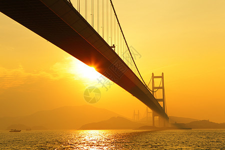 日落时的马桥地标天空景观车辆辉光汽车射线旅行市中心速度图片