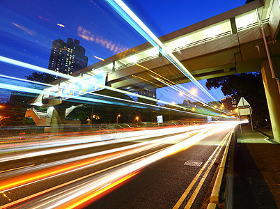 夜间在城市的灯光足迹摩天大楼公共汽车驾驶运输汽车街道旅行商业运动场景图片