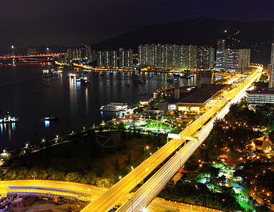 夜间有交通的城市旅游汽车运输蓝色都市市中心金融摩天大楼地标戏剧性图片