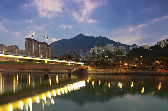 城市沿河日落图片