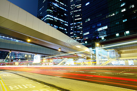 夜间与城市交接公共汽车蓝色运动建筑摩天大楼日落戏剧性旅行地标办公室图片