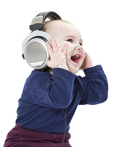 带着听音乐的耳机笑着的小孩图片