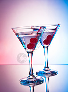 两杯马提尼夜店紫色玻璃活力反射享受酒精红色蓝色饮料图片