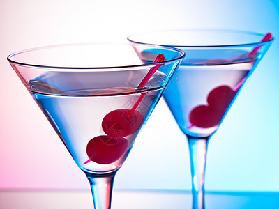 两杯马提尼活力酒精饮料紫色红色反射享受夜店蓝色玻璃图片