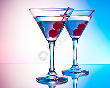 两杯马提尼活力红色玻璃紫色夜店蓝色酒精反射饮料享受图片