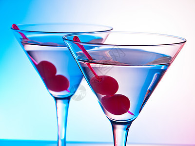 两杯马提尼蓝色活力紫色享受反射酒精夜店红色饮料玻璃图片