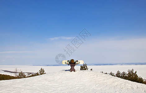 滑雪运动员躺在板凳上图片