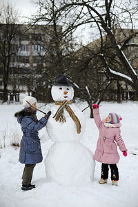 大雪人童年女性乐趣季节女孩幸福孩子雪人白色图片