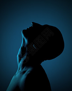 秃头人的轮廓脖子成人蓝色冥想艺术肩膀男性黑暗阴影戏剧性图片