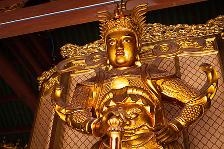 雕像金子宗教网关寺庙瓦片房顶雕塑监护人佛教徒寺院背景图片