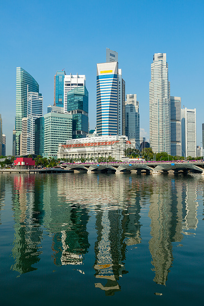 新加坡摩天大楼反光自然光建筑景观反射地标水平天际城市商业图片
