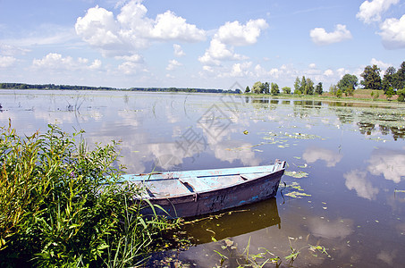 春季湖碎片 旧船停泊在岸边图片