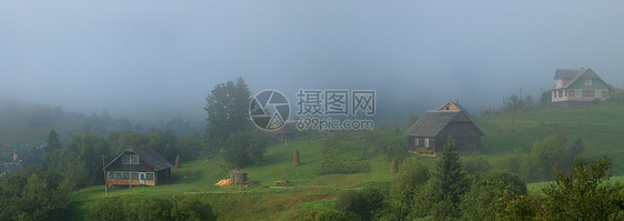 福吉早晨村庄树木栅栏干草国家房屋安装全景院子绿色图片