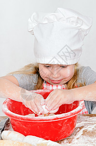 戴厨帽的女孩食物童年幸福金发快乐面团烹饪乐趣微笑面包师图片