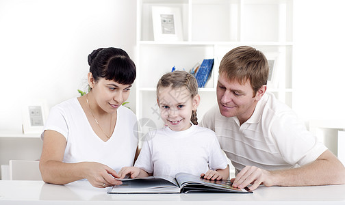 一家人一起阅读一本书长椅微笑女士女孩生活照片家庭孩子母亲男性图片