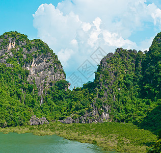 哈隆湾的岩石悬崖旅游假期树木国家海景遗产巡航旅行天空图片