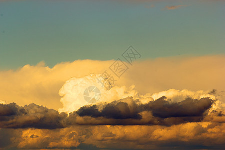 乌云雨蓝色云景荒野地平线射线天气力量天空天堂日落图片