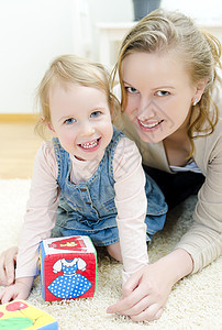 母亲和女儿在孩子的立方体里玩耍学习玩具妈妈父母童年游戏女性幼儿园育儿教育图片