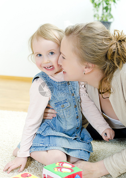 母亲和女儿在孩子的立方体里玩耍操场女孩闲暇游戏妈妈父母喜悦玩具童年育儿图片