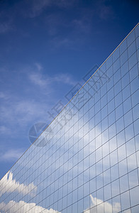 办公室建筑和蓝天空反射图片