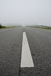 清晨雾的沥青路迹背景图片